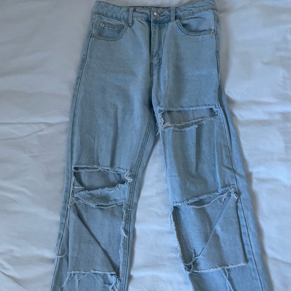 Super cute adika ripped jeans!! Size small. Lmk if u have any questions ❤️❤️